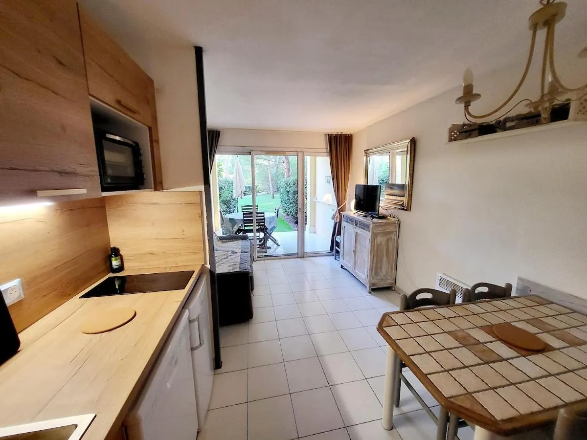 Apartment Studio 4 Personnes Sur La Presqu'Ile De Giens Avec Piscine Et Acces Direct Sur La Plage Hyeres