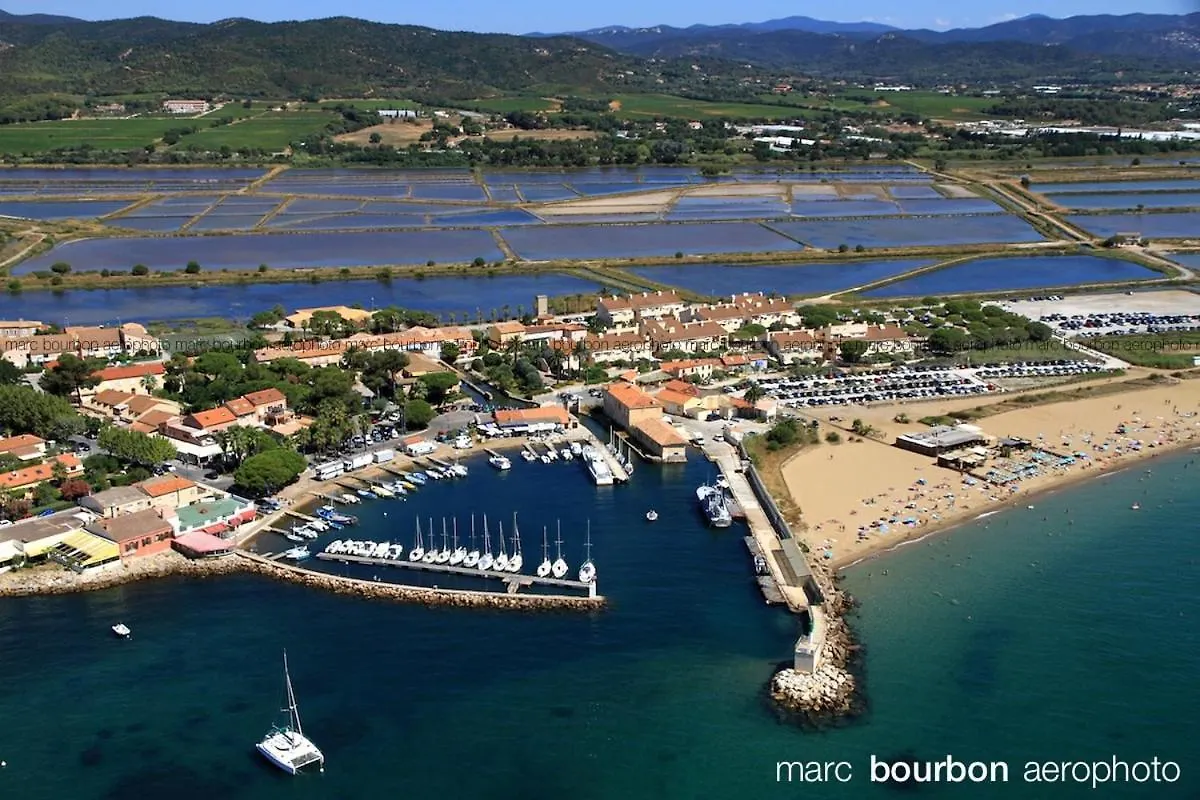 Apartment Studio 4 Personnes Sur La Presqu'Ile De Giens Avec Piscine Et Acces Direct Sur La Plage Hyeres