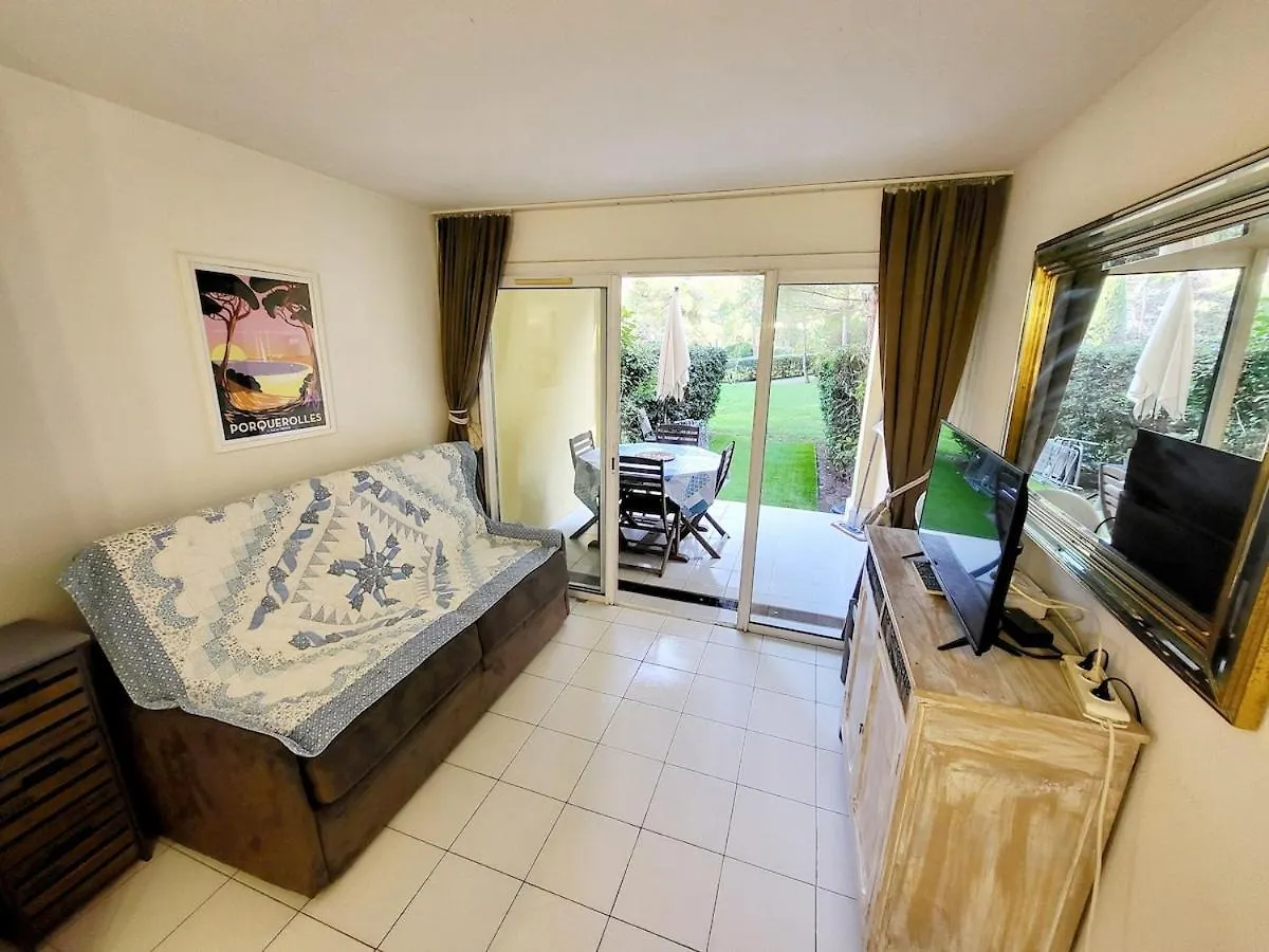 Studio 4 Personnes Sur La Presqu'Ile De Giens Avec Piscine Et Acces Direct Sur La Plage Hyeres 0*,  France