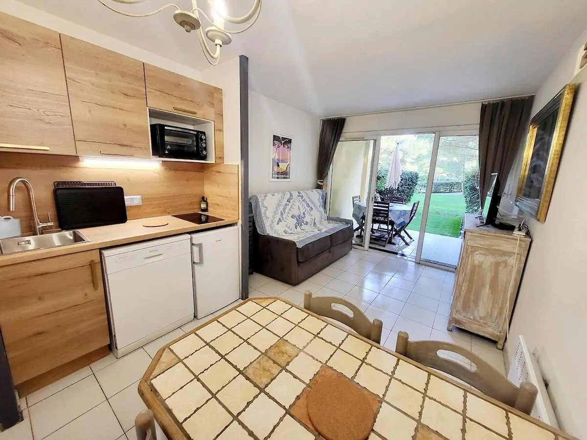 Studio 4 Personnes Sur La Presqu'Ile De Giens Avec Piscine Et Acces Direct Sur La Plage Hyères 0*,  Frankrike